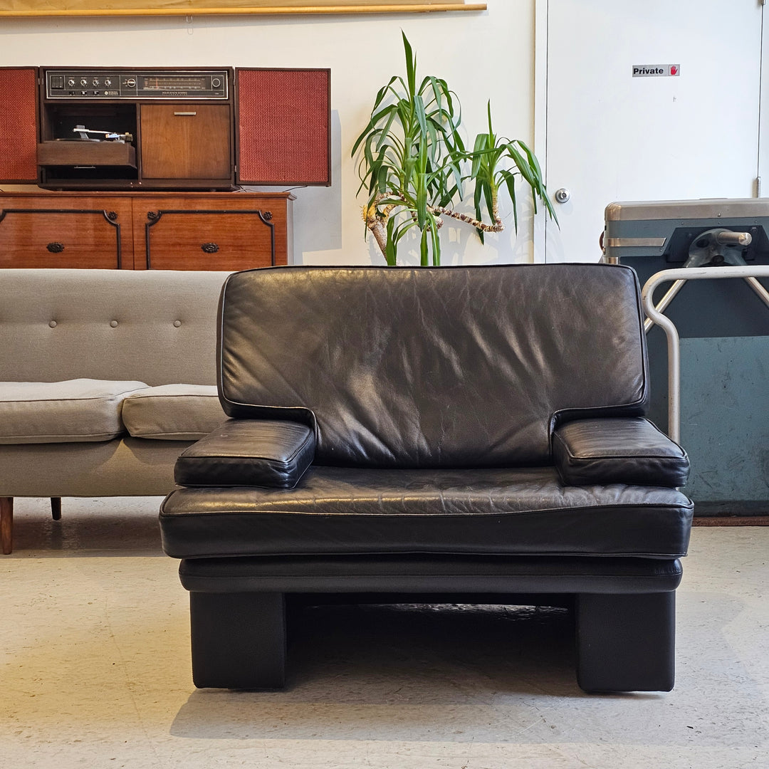 'Sirino' Leather Lounge Chair